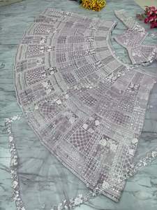 Lehenga Choli traditionnel brodé prêt à expédier avec Dupatta Bridal Wear Lehenga Choli pour tenue de mariage pour femme - Product Image 4