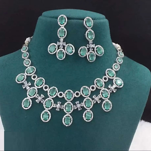 Elegante conjunto de joyas de piedra AD para mujer Diseño clásico con material de latón para trajes tradicionales - Product Image 1