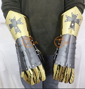 Paire de gants de chevalier médiéval en acier doré et noir avec motif croix pour costume, exposition - Product Image 4