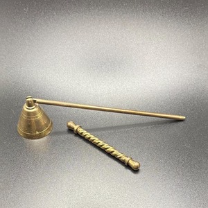 Éteignoir de bougie en métal au design moderne, outil d'extinction de bougie à long manche fabriqué à la main pour la maison et l'ambiance relaxante - Product Image 1