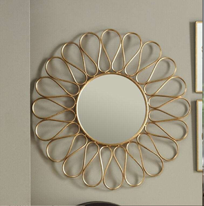 Espejo redondo contemporáneo con un marco dorado en forma de lágrima, un acento artístico único, disponible a precios al por mayor. - Product Image 1