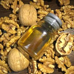 Huile de noix de Grenoble à prix compétitif, huile de noix naturelle pressée à froid, nutriments purs pour les soins de la peau, en vente - Product Image 1