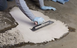 Deckrete ES una regla epoxi de 3 componentes sin solventes utilizada para aplicaciones de suelos resistentes - Product Image 2