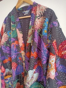 Veste matelassée Kantha de style vintage faite à la main Kimono de plage à imprimé floral avec motif de lettres Robe de chambre pour hommes - Product Image 4