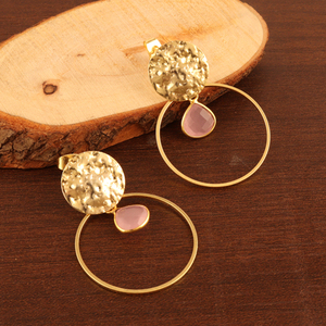 Pendiente con forma de corazón para niña, pendiente de gota chapado en oro de 24k, calcedonia rosa con moneda martillada - Product Image 3