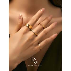 Anello in Oro 18K Placcato Anti-ossidazione con Strass, Impermeabile, 2mm, Stile Trendy, Regalo per Lei o per la Mamma - Product Image 3