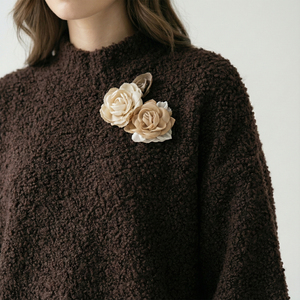 Pull à manches ballon larges avec épingles florales - Product Image 3