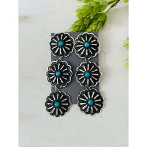 Pendientes Colgantes Navajo Hechos a Mano con Turquesa Kingman y Plata de Ley, Diseño de Flor con Concho - Product Image 1