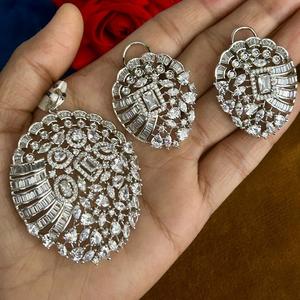 Conjunto de COLLAR COLGANTE con aspecto de piedras AD con acabado plateado étnico de la mejor calidad con pendientes para colección de ropa de fiesta de boda para mujer - Product Image 1