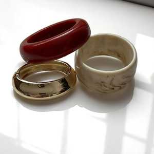 Bracelets en résine de qualité supérieure avec des motifs intégrés à la nature, fleurs séchées, feuilles, pierres ou perles, mode unique faite à la main - Product Image 1