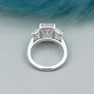 Bague de fiançailles à trois pierres en diamant taille radiant, diamant de laboratoire - Product Image 3