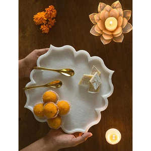 Mughal Luxury Metal Tray Rectángulo Decorativo Latón y Aluminio Bandeja para servir Arte artesanal con tema navideño - Product Image 5