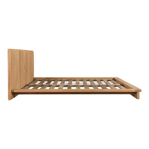 Cama Queen minimalista escandinava de madera maciza con perfil bajo elegante y patas cónicas, ideal para dormitorios aireados y llenos de luz - Product Image 6