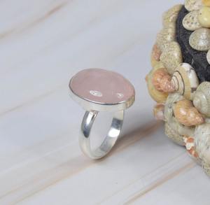 แหวนเงินแท้ 925 โรสควอตซ์ แหวนพลอยเงินแท้ 925 พฤษภาคม พลอยเกิด พลอยรูปไข่เรียบ ของขวัญสําหรับเธอ - Product Image 2
