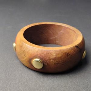 Brazalete de madera natural hecho a mano con remaches de latón pulido, estilo punk, brazalete artesanal de madera, joyería de moda. - Product Image 5