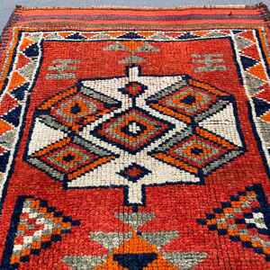 Alfombra Turca de 2.9x11.6 pies, Alfombra Vintage, Alfombra Marroquí Roja y Azul - Product Image 3