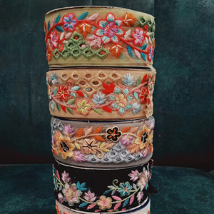 Adorno de encaje bordado floral personalizado para ropa y decoración Tela de encaje bordado colorido con opciones de diseño personalizado - Product Image 1