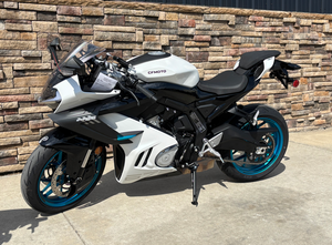 Nouvelle Moto Sportive Électrique Blanche et Noire de Style Touring avec Moteur Brushless 72V pour la Conduite Urbaine - Product Image 2