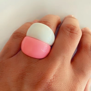 Anillo de compromiso de resina gruesa y colorida, diseño clásico y lindo con corte princesa, microincrustaciones y diseño de paz, regalo unisex - Product Image 1