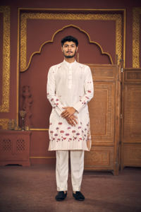 Kurta de créateur de motifs de lotus de qualité supérieure pour hommes en soie de coton de luxe, parfaite pour les célébrations d'occasion spéciales - Product Image 3