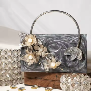 Pochette en résine pour femmes Design de luxe élégant pour les événements formels À la mode par l'artisanat en croissant - Product Image 1