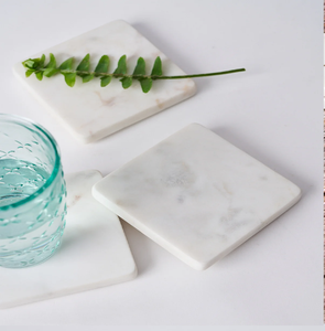 Quatre sous-verres circulaires en marbre blanc avec un motif géométrique élégant en laiton sont disponibles en gros à des prix uniques. - Product Image 3