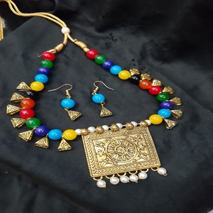 Collares hechos a medida con colgantes de latón hechos con cuentas de vidrio ideales para tiendas de accesorios de moda y diseñador de joyas - Product Image 1