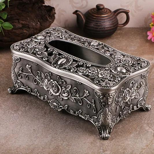 Soporte de pañuelos blanco y dorado de estilo vintage con detalles florales rojos y pies ornamentales de bronce, disponible a precios de mayorista. - Product Image 1