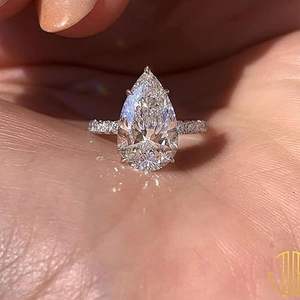 Anillo de Compromiso de Lujo de Plata de Ley 925 con Moissanita en Forma de Pera y Engaste de Garras para Mujer - Product Image 3