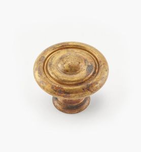 Perillas de latón hechas a mano para armarios de cocina que ofrecen un aspecto artesanal refinado, adecuado para un estilo contemporáneo o moderno. - Product Image 6