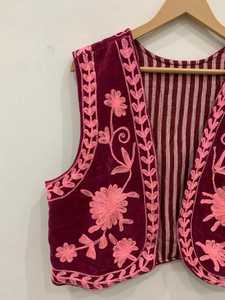Chaleco bohemio de terciopelo bordado a mano estilo Suzani, chaleco indio, chaqueta corta, regalo para ella, atuendo de Acción de Gracias, chaqueta sin mangas - Product Image 4