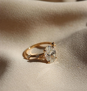 Bague de fiançailles en diamant Moissanite de luxe coupe ovale pour femme en plaqué or 18 carats avec accents latéraux élégant Solitaire Vintage - Product Image 5