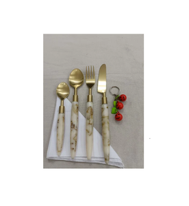 Couverts en laiton de style occidental Cuillère à dîner ronde faite à la main Manche en résine blanche Ensemble de couverts chic pour échantillon gratuit - Product Image 4