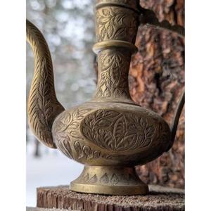 Aiguière turque vintage gravée en laiton Surahi Dallah/théière du milieu du XXe siècle fabriquée en Inde - Product Image 2