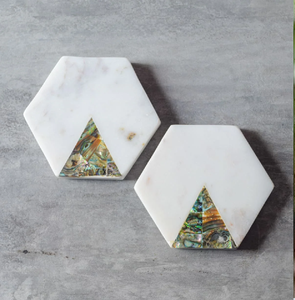 Este moderno posavasos hexagonal de mármol blanco, con un elegante diseño geométrico de líneas de latón, está disponible a precios de mayoreo. - Product Image 6