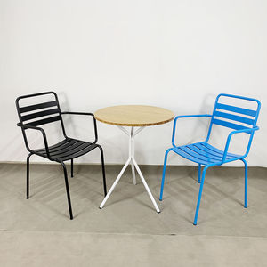 Juego de Sillas Minimalistas de Metal para Cafetería con 3 Taburetes de Bambú y 2 Sillas de Acero - Product Image 1