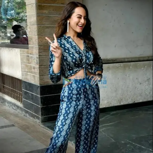 Meluncurkan Sonakshi Sinha baju lompat Kami telah meluncurkan setelan lompat biru yang indah (SET kabel) untuk wanita cantik