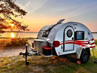 Mini-caravane de camping de luxe moderne, directement de l'usine, avec intérieur isolé en acier inoxydable, cabine de couchage confortable et compacte.