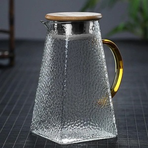 Carafe à eau en verre TQC, design moderne et luxueux, capacité 1L, poignée en métal finition dorée, pour cuisine et table. - Product Image 2