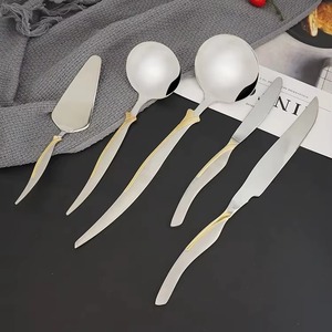 Ensemble de couverts à manche incurvé modeste, parfait pour les dîners formels, les hôtels, les restaurants, les présentations de table élégantes et le style d'événements à domicile - Product Image 5