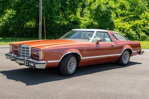 Ford Thunderbird 1979 d'occasion en excellent état, sans réserve, moteur V8 de 302 pouces cubes, couleur orange brûlé, toit en vinyle deux pièces - Product Image 2