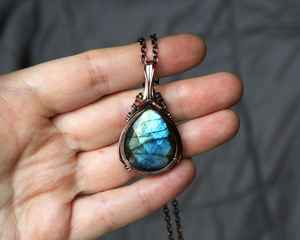 Colgante de labradorita inspirado en Elven, collar de cristal envuelto en alambre hecho a mano en arte portátil de cobre antiguo - Product Image 1