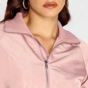 Chaqueta Bomber de poliéster 100% para mujer es a prueba de viento y no se enfría al aire libre Color negro al por mayor chaqueta Bomber para mujer - Product Image 6