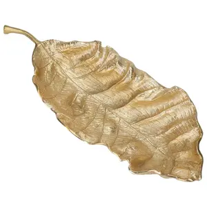 Le plateau en aluminium House of Hampton ou Dmitrijs Marren Leaf Serving Tray est représenté dans le plateau en forme de feuille d'or - Product Image 1