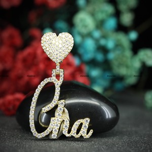 Colgante Personalizado con Nombre en Oro Amarillo Simple, con Diamante Moissanita de Corte Redondo, para Bodas, para Hombre y Mujer, por Phoenix Enterprise - Product Image 3