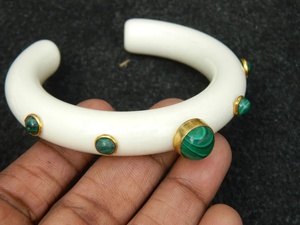 Brazalete de resina hecho a mano, brazalete de Color marfil con piedras preciosas - Product Image 3