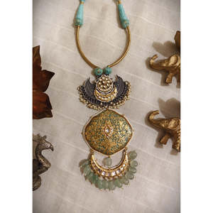 Collier pour femme en alliage de zinc et zircon, style tribal, fusion antique contemporaine, collier de mode puissant avec style Hasli - Product Image 4