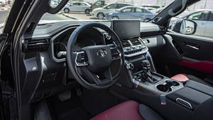 Limpiar de segunda mano TOYO_TA Land Cru_iser 300 VXR 2022 3.3L NEGRO - Product Image 2