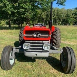 Tracteur à roues Massey Ferguson 135 2WD 42HP pour utilisation agricole avec boîte de vitesses, cabine fermée - Product Image 1