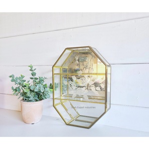 Caja de exhibición de estante colgante de pared de nuevo estilo para el hogar, estantes decorativos de latón/vidrio montados en la pared, caja de almacenamiento dorada - Product Image 1